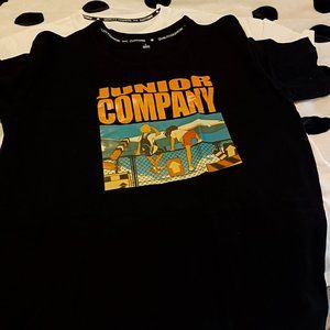 T-Shirts have short sleeves loose sleeves black